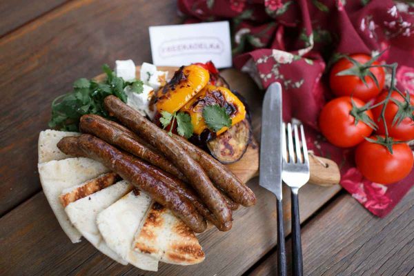 Куриные колбаски со шпинатом и овощами